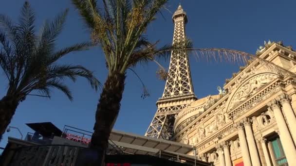 Mooi Parijs Hotel en Casino in Las Vegas op een zonnige dag - LAS VEGAS-NEVADA, OKTOBER 11, 2017 — Stockvideo