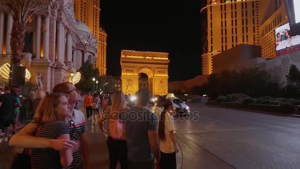 Als turist Vegas at Paris Hotel - Las Vegas Nevada, 11 Ekim 2017 şeridi boyunca yürüyüş — Stok video