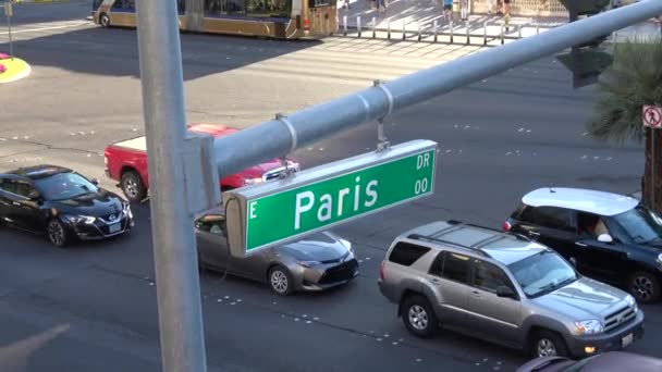 Straatnaambord Parijs op Las Vegas Boulevard - LAS VEGAS-NEVADA, OKTOBER 11, 2017 — Stockvideo