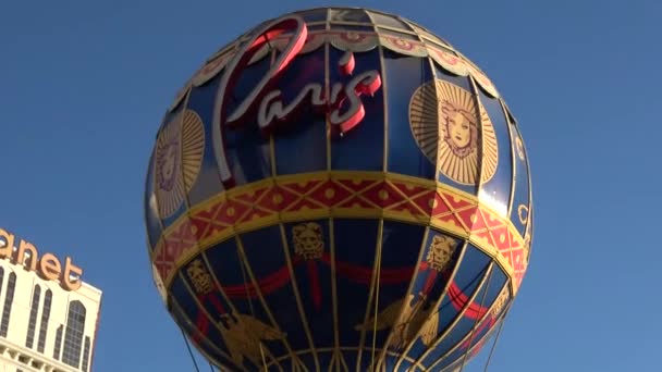 Знаменитый воздушный шар в Paris Hotel and Casino в Лас-Вегасе - LAS VEGAS-NEVADA, 11 октября 2017 г. — стоковое видео