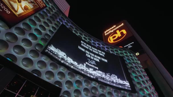 Vegas Strong advertising on the screen of Planet Hollywood Casino - LAS VEGAS-NEVADA, 11. října 2017 — Stock video
