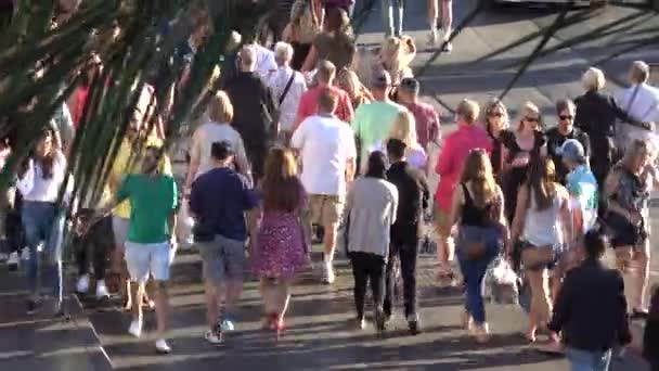 Mnoho turistů chůzi přes Las Vegas strip za slunného dne - Las Vegas-Nevada, 11 října 2017 — Stock video