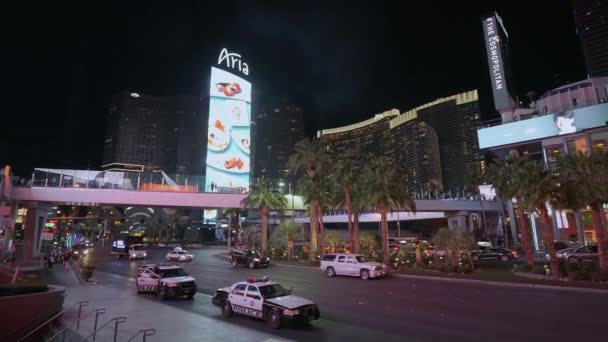 Ruch uliczny na Las Vegas Boulevard nocą - Las Vegas, Nevada, zm. 11 października 2017 — Wideo stockowe