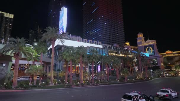 Ruch uliczny na Las Vegas Boulevard nocą - Las Vegas, Nevada, zm. 11 października 2017 — Wideo stockowe