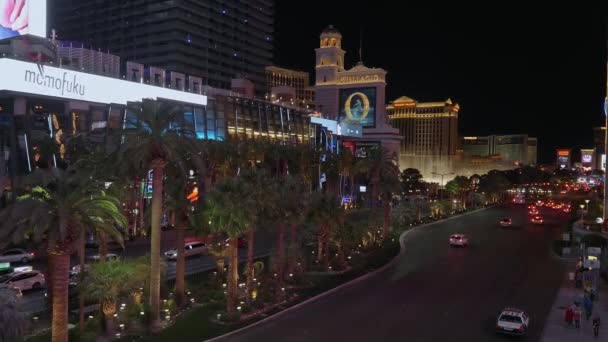 Вид на Лас-Вегас ночью - знаменитая полоса - ЛАС ВЕГАС-НЕВАДА, ОКТЯБРЬ 11, 2017 — стоковое видео