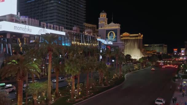 Widok na Las Vegas Boulevard nocą - słynny pas - LAS VEGAS-NEVADA, 11 października 2017 — Wideo stockowe