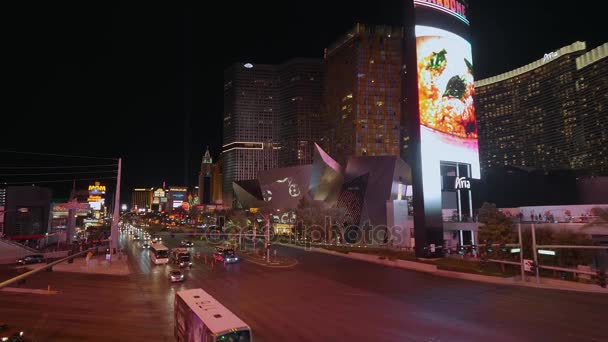 Blick über den Las Vegas Boulevard bei Nacht - der berühmte Streifen - LAS VEGAS-NEVADA, 11. OKTOBER 2017 — Stockvideo