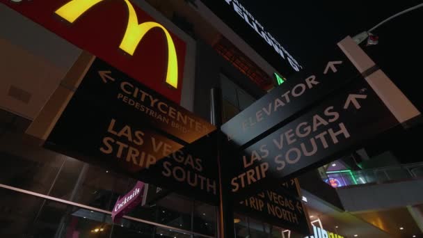 Направляющие знаки на полосе Лас-Вегаса - ЛАС-ВЕГАС-НЕВАДА, 11 ОКТЯБРЯ 2017 — стоковое видео