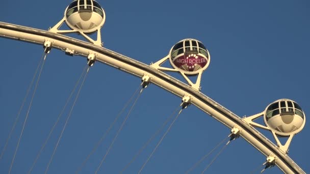 High Roller ferris wheel in Las Vegas - the famous Giant Wheel - LAS VEGAS-NEVADA, OCTOBER 11, 2017 — Stock Video