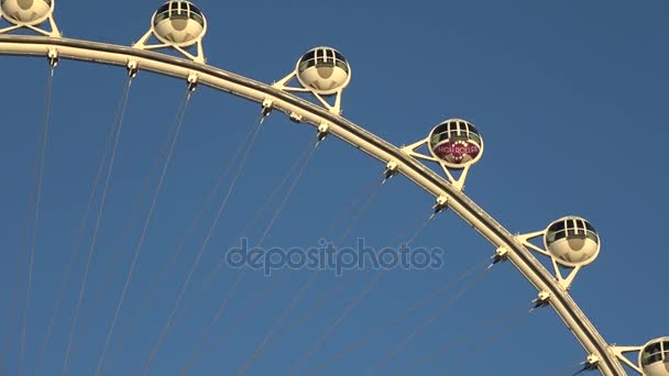 High Roller ferris wheel in Las Vegas - the famous Giant Wheel - LAS VEGAS-NEVADA, OCTOBER 11, 2017 — Stock Video