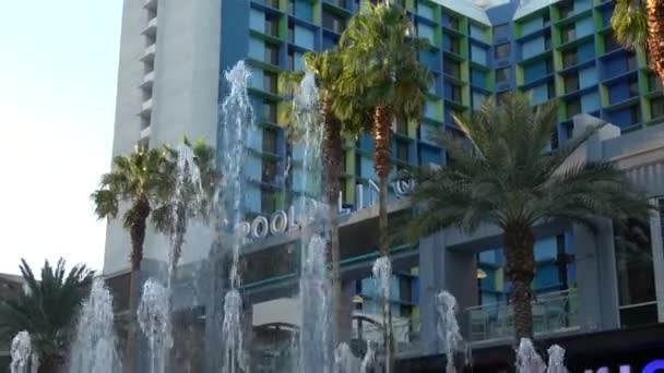 Бассейн в отеле Linq в Лас-Вегасе - ЛАС-ВЕГАС-НЕВАДА, ОКТЯБРЬ 11, 2017 — стоковое видео