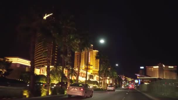 Dirigir na faixa de Las Vegas à noite - os incríveis hotéis e cassinos - LAS VEGAS-NEVADA, OUTUBRO 11, 2017 — Vídeo de Stock