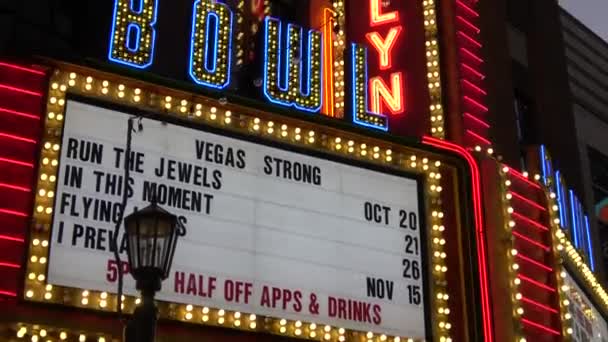 Las Vegas 'ta renkli neon tabelalar - LAS VEGAS-NEVADA, 11 Ekim 2017 — Stok video