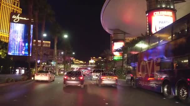 Conduire sur la bande de Las Vegas la nuit - les hôtels et casinos étonnants - LAS VEGAS-NEVADA, 11 OCTOBRE 2017 — Video