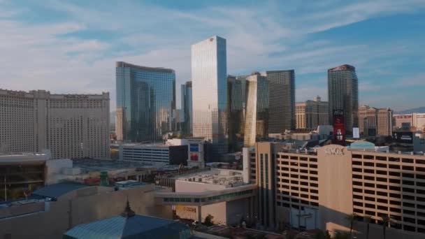 Letecký pohled na moderní hotely v Las Vegas strip - LAS VEGAS-NEVADA, 11. října 2017 — Stock video