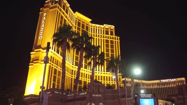 The Pallazzo Hotel en Las Vegas por la noche - vista desde Las Vegas Boulevard - LAS VEGAS-NEVADA, 11 de octubre de 2017 — Vídeo de stock