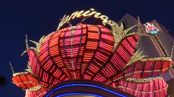 Отель и казино в Лас-Вегасе - красивый вечерний вид - ЛАС ВЕГАС-НЕВАДА, 11 октября 2017 года — стоковое видео