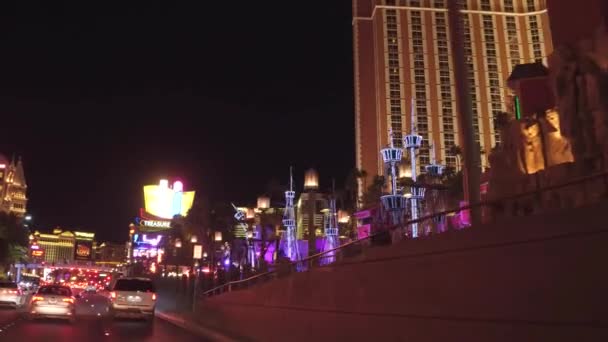 Espectacular Las Vegas de noche - conduciendo en Las Vegas Strip - LAS VEGAS-NEVADA, 11 de OCTUBRE de 2017 — Vídeo de stock