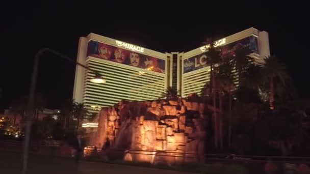 The Mirage Hotel in Las Vegas at night - view from Las Vegas Boulevard - LAS VEGAS-NEVADA, OUTUBRO 11, 2017 — Vídeo de Stock