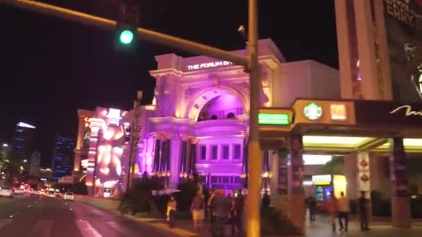 Nachts auf dem Las Vegas Strip fahren - die fantastischen Hotels und Casinos - LAS VEGAS-NEVADA, 11. OKTOBER 2017 — Stockvideo