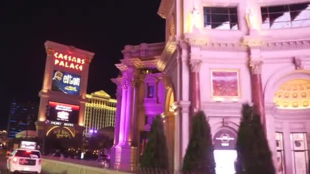 Ведуча на смузі Лас-Вегас вночі - дивовижні готелі і казино - LAS VEGAS-NEVADA, OCTOBER 11, 2017 — стокове відео