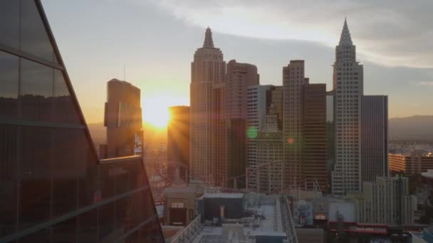 New York New York Hotel und Casino bei Sonnenuntergang - LAS VEGAS-NEVADA, 11. OKTOBER 2017 — Stockvideo