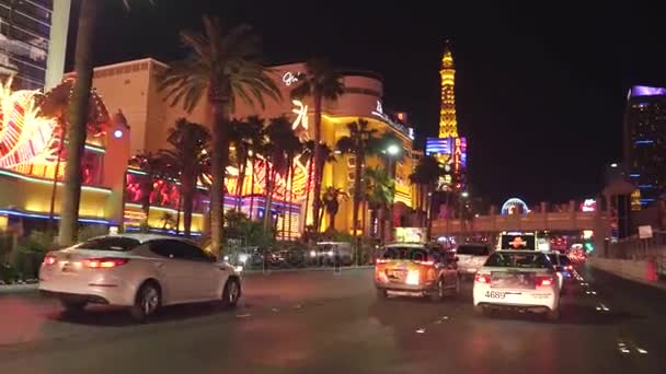 Rijden op de Las Vegas strip 's nachts - de geweldige hotels en casino' s - LAS VEGAS-NEVADA, OKTOBER 11, 2017 — Stockvideo