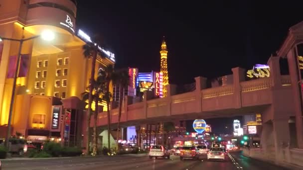 Rijden op de Las Vegas strip 's nachts - de geweldige hotels en casino' s - LAS VEGAS-NEVADA, OKTOBER 11, 2017 — Stockvideo