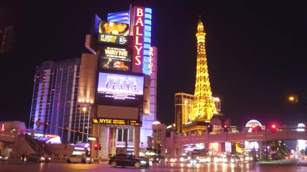Спектакльный Лас-Вегас ночью - движение по полосе Лас-Вегаса - ЛАС-ВЕГАС-НЕВАДА, 11 октября 2017 года — стоковое видео