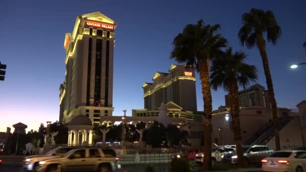 Las Vegas strip nézetben az esti utca - Las Vegas-i Nevada, 2017. október 11. — Stock videók