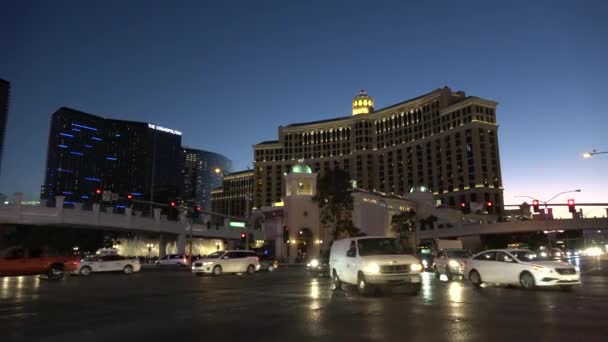 Straathoek met Bellagio Hotel en Casino op Las Vegas Boulevard - 's avonds uitzicht - LAS VEGAS-NEVADA, OKTOBER 11, 2017 — Stockvideo