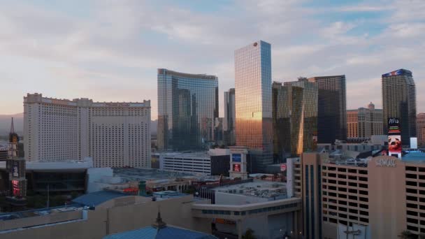 Moderní hotel Aria a Mandarin v Las Vegas - krásný večerní výhled - LAS VEGAS-NEVADA, 11. října 2017 — Stock video