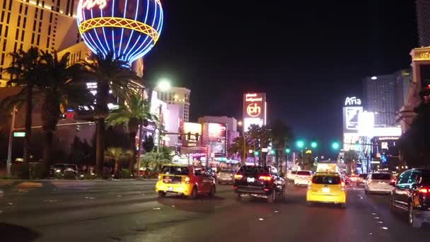 Montar en la franja en Las Vegas - increíble vista de la calle en el bulevar de Las Vegas - LAS VEGAS-NEVADA, 11 de octubre de 2017 — Vídeos de Stock