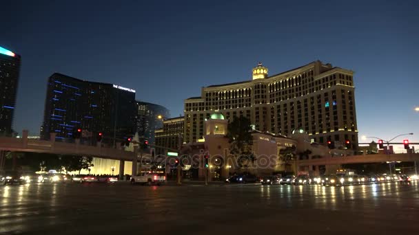 Angolo di strada al Bellagio Hotel e Las Vegas strip la sera - LAS VEGAS-NEVADA, 11 OTTOBRE 2017 — Video Stock