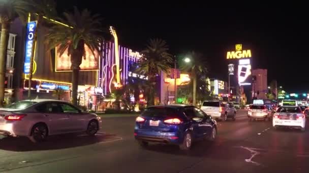 Las Vegas espetacular à noite - dirigindo em Las Vegas strip - LAS VEGAS-NEVADA, OUTUBRO 11, 2017 — Vídeo de Stock