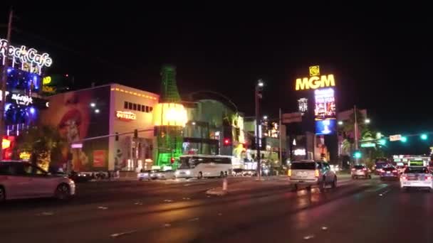 Guidare sulla striscia di Las Vegas di notte - gli incredibili hotel e casinò - LAS VEGAS-NEVADA, 11 ottobre 2017 — Video Stock