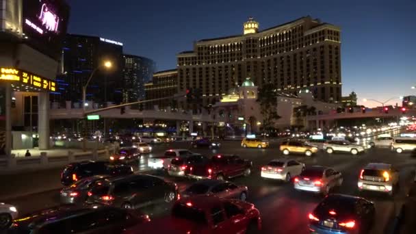 Provoz na bulváru Las Vegas strip v večer - Las Vegas-Nevada, 11 října 2017 — Stock video