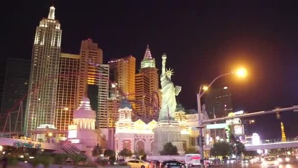 New York New York Hotel Las Vegas-i éjszaka - Nézd a Las Vegas Boulevard - Las Vegas-i Nevada, 2017. október 11. — Stock videók