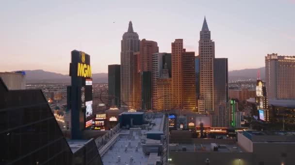 Удивительный вечерний вид на нью-йоркский отель и казино в Лас-Вегасе - ЛАС ВЕГАС-НЕВАДА, ОКТЯБРЬ 11, 2017 — стоковое видео