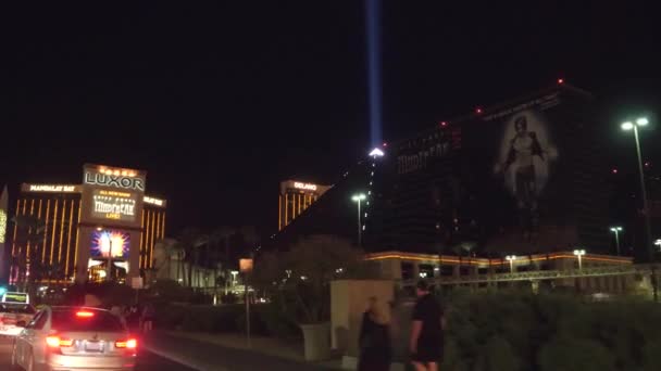 Passear na faixa em Las Vegas - incrível vista de rua na Las Vegas Boulevard - LAS VEGAS-NEVADA, OUTUBRO 11, 2017 — Vídeo de Stock