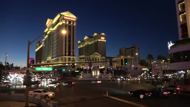 Krásný street view Las Vegas Strip v noci - Las Vegas-Nevada, 11 října 2017 — Stock video