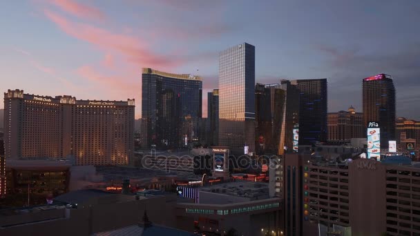 Las Vegas in the evening - the famous Hotels at the strip - LAS VEGAS-NEVADA, OCTOBER 11, 2017 — Stock Video