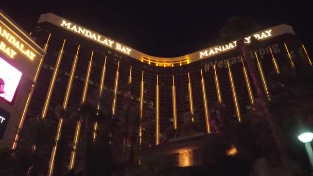 Mandaly Bay Hotel and Casino i Las Vegas på natten - Visa från Las Vegas Boulevard - Las Vegas-Nevada, 11 oktober 2017 — Stockvideo