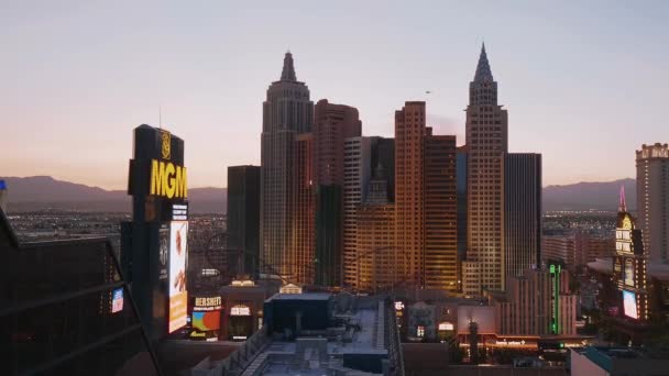 Дивовижний вечірній краєвид над Нью-Йоркським готелем і казино в Лас-Вегасі - LAS VEGAS-NEVADA, OCTOBER 11, 2017 — стокове відео