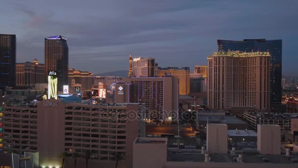 Las Vegas por la noche - los famosos Hoteles en la tira - LAS VEGAS-NEVADA, 11 DE OCTUBRE DE 2017 — Vídeos de Stock