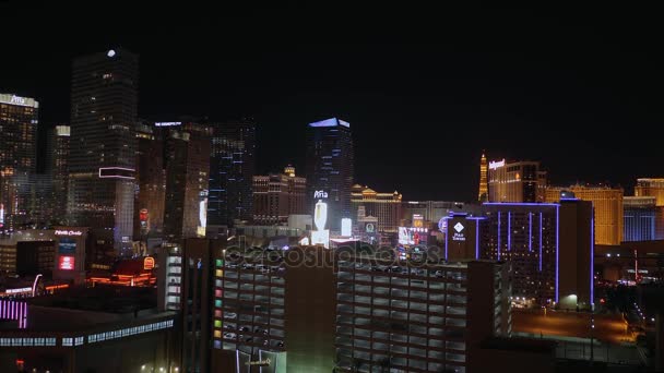 Удивительный Лас-Вегас ночью - красивые отели и казино на стрип - ЛАС-ВЕГАС-НЕВАДА, ОКТЯБРЬ 11, 2017 — стоковое видео