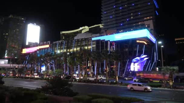 Cosmopolitan Hotel and Casino w Las Vegas Strip w nocy - Las Vegas, Nevada, zm. 11 października 2017 — Wideo stockowe
