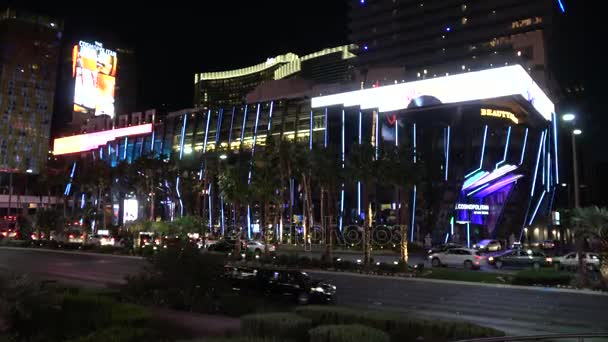 Cosmopolitan Hotel and Casino i Las Vegas Strip av natt - Las Vegas-Nevada, 11 oktober 2017 — Stockvideo