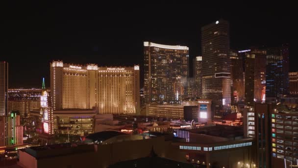Удивительный Лас-Вегас ночью - красивые отели и казино на стрип - ЛАС-ВЕГАС-НЕВАДА, ОКТЯБРЬ 11, 2017 — стоковое видео
