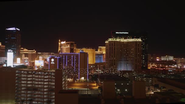 Increíble Las Vegas de noche - los hermosos hoteles y casinos en el Strip - LAS VEGAS-NEVADA, 11 de octubre de 2017 — Vídeos de Stock